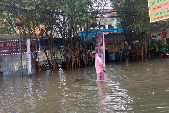Phố đi bộ Nguyễn Tài và nhiều nhà dân ngập băng trong mưa