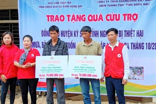 Tặng hơn 1.200 suất quà và công trình cho học sinh miền núi khó khăn ở Con Cuông, Kỳ Sơn