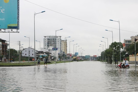 TP. Vinh: Lý giải nguyên nhân nhiều tuyến phố vẫn ngập nặng sau mưa lớn