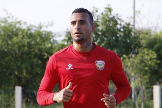 Sông Lam Nghệ An ráo riết liên hệ với trung vệ ngoại binh của Hồng Lĩnh Hà Tĩnh