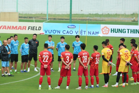 Nhìn lại V.League 2022 và những phiên chợ sớm