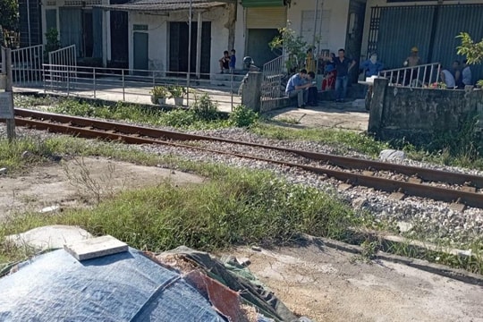 Kéo xe chở đá qua đường sắt thiếu quan sát, 1 người đàn ông nguy kịch