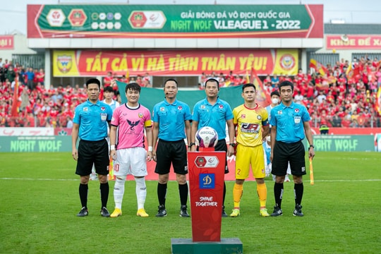 Trọng tài bóng đá đầu tiên của Nghệ An nhận danh hiệu Còi vàng 2022