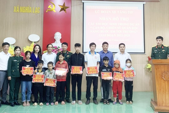 Lữ đoàn xe tăng 215 trao quà ‘Nâng bước em tới trường’ cho học sinh dân tộc thiểu số