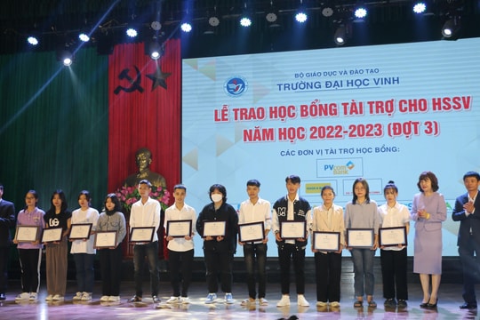 Trường Đại học Vinh trao học bổng cho học sinh, sinh viên khó khăn
