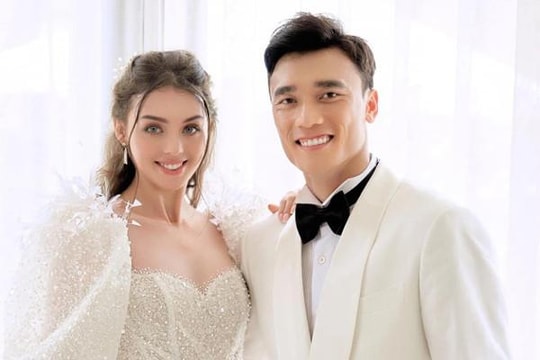  Vợ chồng thủ môn Bùi Tiến Dũng hạnh phúc đón con trai đầu lòng