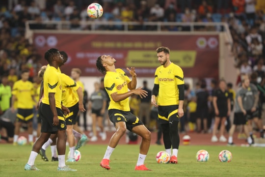 Cầu thủ Dortmund hào hứng làm quen sân Mỹ Đình