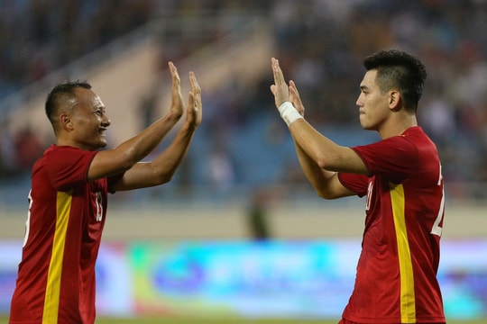 Lội ngược dòng thành công, đội tuyển Việt Nam đánh bại Borussia Dortmund