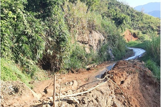 Tuyến đường độc đạo ở Kỳ Sơn vẫn ngổn ngang sau lũ quét