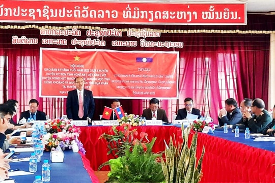 Huyện Kỳ Sơn giao ban với các huyện nước bạn Lào có chung đường biên giới 