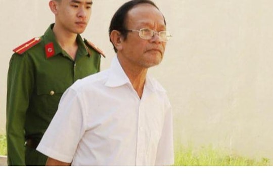 Tống tiền cán bộ xã bằng đơn tố cáo