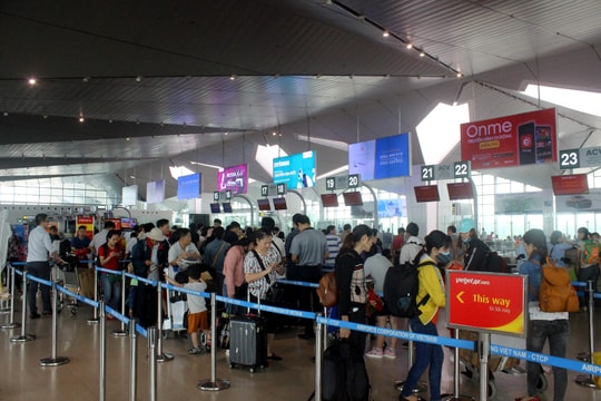 Máy bay, tàu, xe Tết Quý Mão 2023: Nhiều chuyến kín chỗ, giá vé tăng mạnh