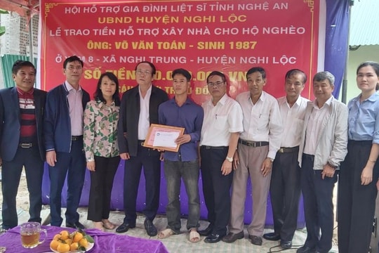 Trao 190 triệu đồng hỗ trợ xây dựng nhà tình nghĩa và người nghèo ở huyện Nghi Lộc