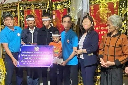 Trao tiền hỗ trợ gia đình nữ công nhân vệ sinh môi trường bị xe ô tô đâm tử vong