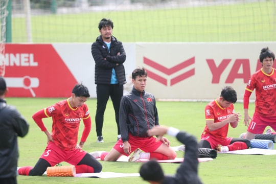 Đội tuyển Việt Nam co ro tập luyện trong giá rét 