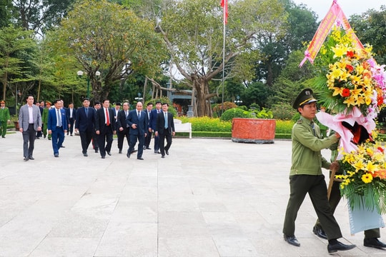 Đồng chí Nguyễn Xuân Phúc tưởng niệm Chủ tịch Hồ Chí Minh và các anh hùng liệt sĩ Truông Bồn
