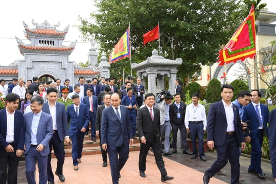 Chủ tịch nước Nguyễn Xuân Phúc dâng hương tưởng niệm Nữ sĩ Hồ Xuân Hương tại Nghệ An