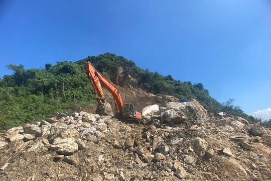 Xử lý đá treo trên núi tại Quốc lộ 48E đoạn qua xã Tân Long (Tân Kỳ)