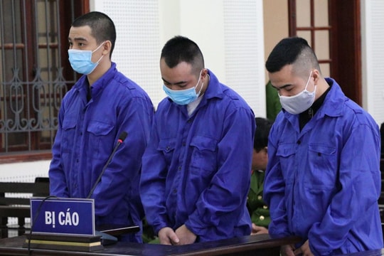 Nhóm thanh niên trẻ bán ma túy trong nghĩa trang