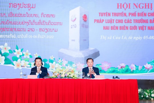 Tuyên truyền, phổ biến chính sách, pháp luật cho các trưởng bản tiêu biểu của 2 nước Việt Nam và Lào
