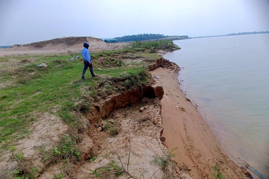 Hàng nghìn mét vuông đất sản xuất trôi theo dòng sông Lam