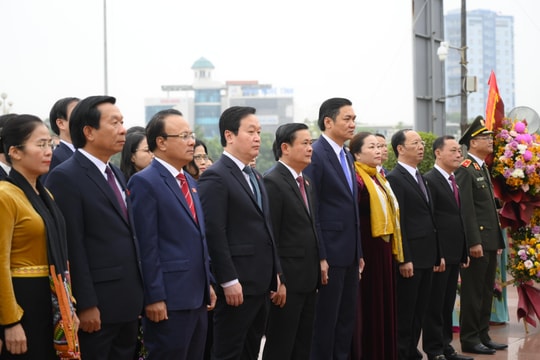 Đoàn đại biểu HĐND tỉnh Nghệ An dâng hoa tưởng niệm Chủ tịch Hồ Chí Minh