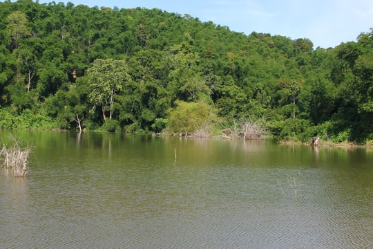 Gần 200 ngôi mộ chìm dưới lòng hồ thủy điện Chi Khê