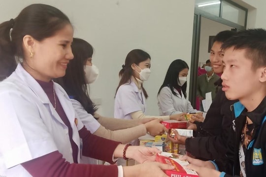 Hơn 2.000 trẻ em khuyết tật, hoàn cảnh khó khăn ở Nghệ An được khám, cấp thuốc miễn phí 