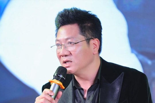 NSND Quốc Hưng khiến khán giả bất ngờ khi chuyển sang hát nhạc tình