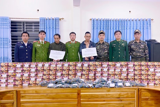 Bắt nhóm đối tượng buôn bán 1,5 tạ pháo giấu trên xe tải từ Lào vào Nghệ An 