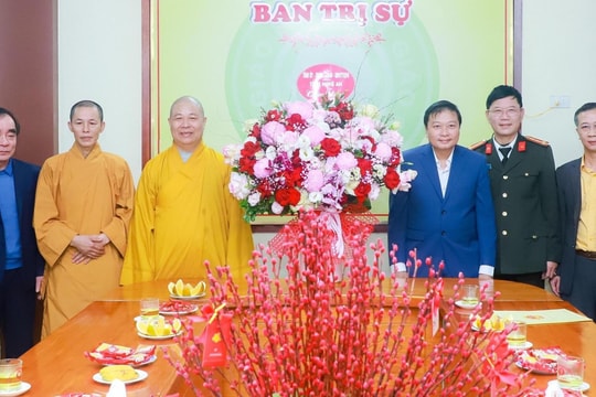Lãnh đạo tỉnh Nghệ An chúc mừng các chức sắc, chức việc Giáo hội Phật giáo Việt Nam tỉnh được tấn phong giáo phẩm, suy cử chức danh