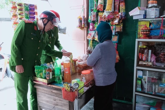 Nghệ An: Tăng cường kiểm tra các cửa hàng bán tạp hóa trước cổng trường