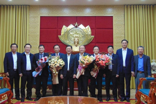 Thường trực Tỉnh ủy gặp mặt, tri ân 4 cán bộ nghỉ hưu theo chế độ