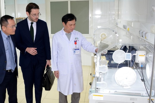 Đại sứ quán Ba Lan tại Việt Nam trao tặng trang thiết bị y tế cho Bệnh viện Hữu nghị Đa khoa Nghệ An