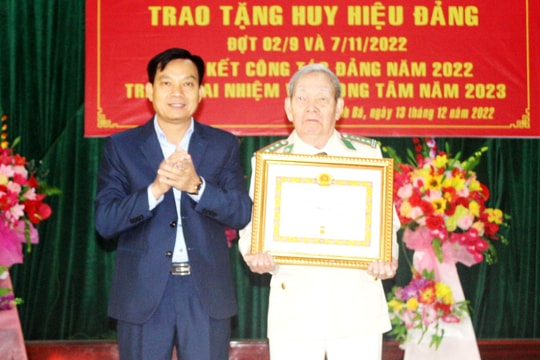 Trao tặng Huy hiệu Đảng cho 12 đảng viên tại Quỳnh Lưu 