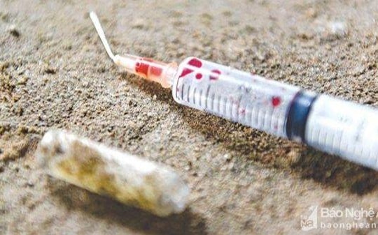 Cách trả thù vợ hèn hạ của gã chồng 'nặng tình'