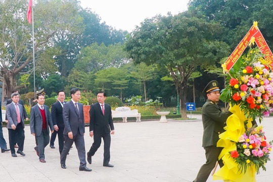 Trưởng ban Kinh tế Trung ương Trần Tuấn Anh dâng hoa, dâng hương tưởng niệm Chủ tịch Hồ Chí Minh