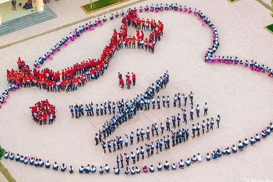 Học sinh quê Bác xếp hình trái tim, bản đồ Việt Nam chào mừng Đại hội Đoàn toàn quốc 