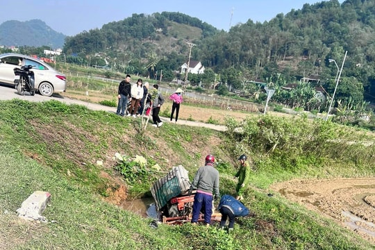 Máy cày bị lật xuống mương khiến người đàn ông tử vong
