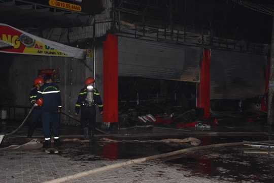 Siêu thị điện máy bốc cháy lúc nửa đêm