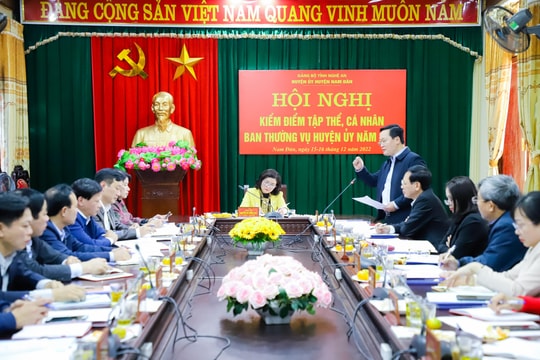 Chủ tịch UBND tỉnh Nguyễn Đức Trung dự Hội nghị kiểm điểm tập thể Ban Thường vụ Huyện ủy Nam Đàn