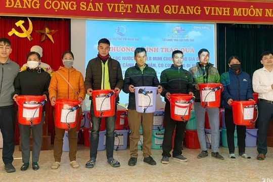 Quỹ Bảo trợ trẻ em Nghệ An tặng 800 bộ thiết bị lọc nước cho các gia đình khó khăn 