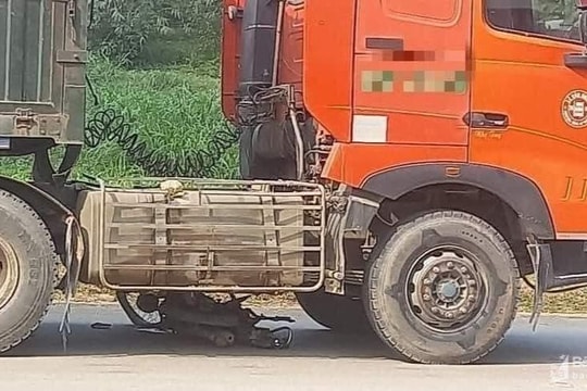 Xe máy va chạm xe đầu kéo, vợ tử vong, chồng bị thương nặng