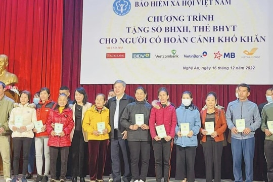 Bảo hiểm xã hội Việt Nam tặng sổ bảo hiểm xã hội, thẻ Bảo hiểm y tế cho người có hoàn cảnh khó khăn tại huyện Nghi Lộc