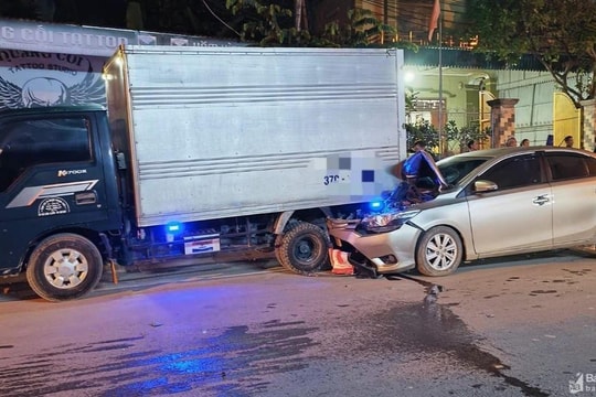 Ô tô con nát đầu sau cú đâm mạnh vào đuôi xe tải