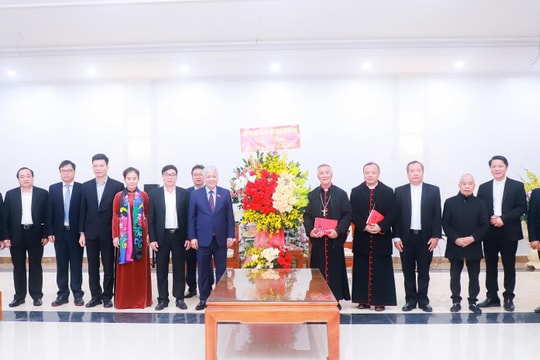 Bí thư Trung ương Đảng, Chủ tịch Ủy ban Trung ương Mặt trận Tổ quốc Việt Nam Đỗ Văn Chiến chúc mừng Giáng sinh tại Tòa Giám mục Giáo phận Vinh