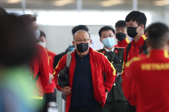 Tuyển Việt Nam lên đường sang Lào thi đấu trận mở màn AFF Cup