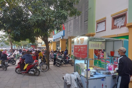 Hàng rong - hiểm họa trước cổng trường