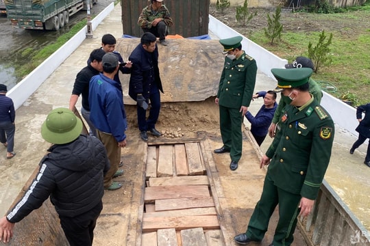 Bắt vụ vận chuyển gỗ quý qua Cửa khẩu quốc tế Nậm Cắn