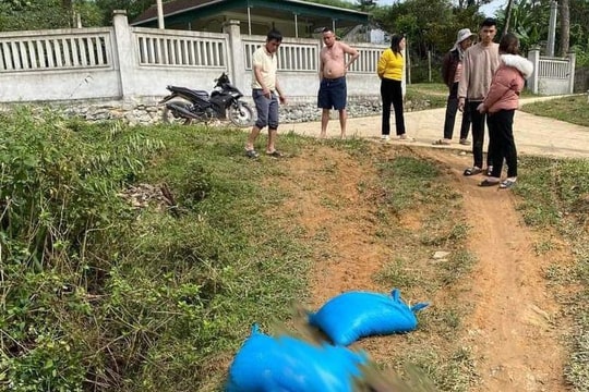 Phát hiện thi thể nam thanh niên cùng xe máy dưới hố sâu ven đường